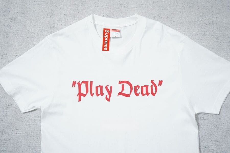 Camiseta Supreme “Play Dead”